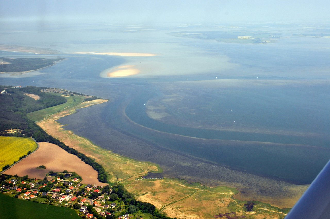 Greifswalder Bodden bei Klausdorf: Luftblick über Boddenlandschaft und Küste